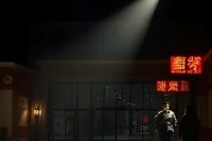 炭火与鲸剧照，篝火旁烤网与远处海中鲸尾剪影