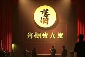 北纬四十度画面，草原公路尽头的地平线与云层
