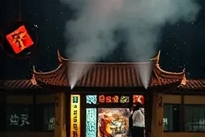 木星图书馆剧照，高书架间穿过的一道天窗光束