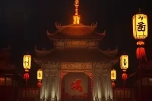 下午茶侦探剧照，茶杯旁的记事本与放大镜