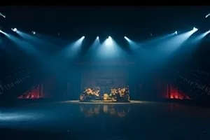 纸鸢航线剧照,风筝在开阔草地上空拉出长线