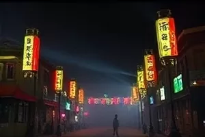 归途列车剧照,绿皮车厢窗外掠过的田野与电线杆